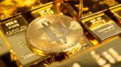 رقابت نفس‌گیر طلا و بیت کوین برای تصاحب عنوان دارایی امن تا پایان ۲۰۲۵