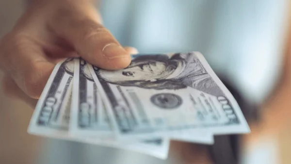 فوری: اشخاص بالای ۱۸ سال می‌توانند با کارت ملی ارز بخرند!